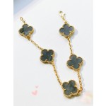 Four-leaf clover gold and grey shell bracelet