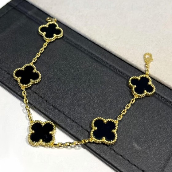 Four-leaf clover bracelet gold and black
