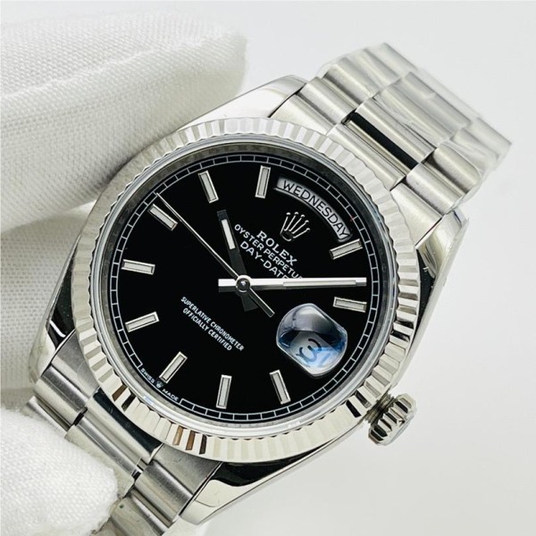 Sunday calendar series men's watch, black dial, silver bezel, 40mm, silver five-link bracelet.