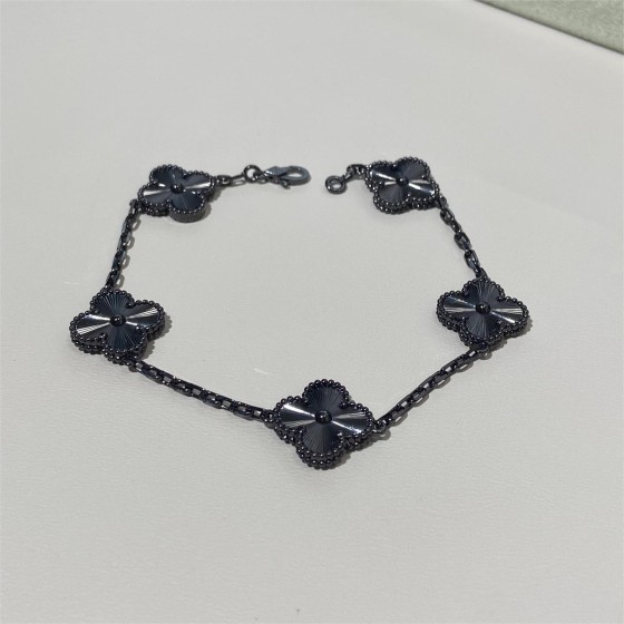 Four-leaf clover black bracelet