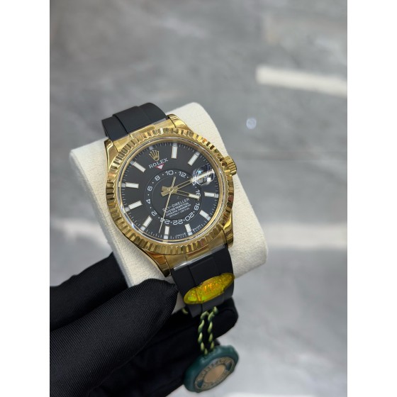 Navigator series men's watch, bright black dial, gold bezel, 42mm, rubber strap.