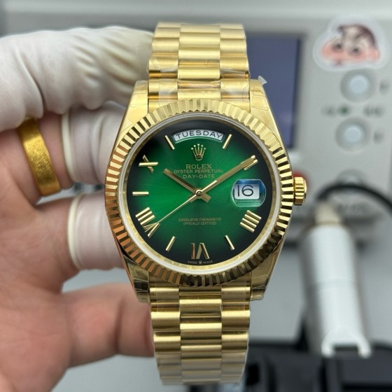 Sunday Calendar series men's watch with gradient green dial, gold bezel, 40mm case, and gold President-style bracelet.
