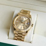 Sunday calendar series men's watch, gold dial, gold bezel, 40mm, gold President-style bracelet.