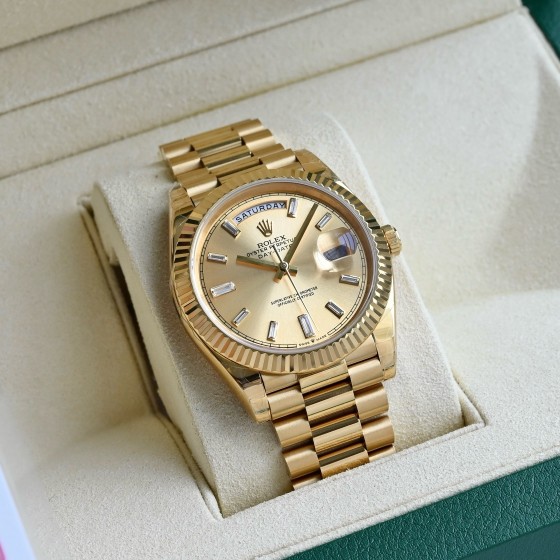 Sunday calendar series men's watch, gold dial, gold bezel, 40mm, gold President-style bracelet.