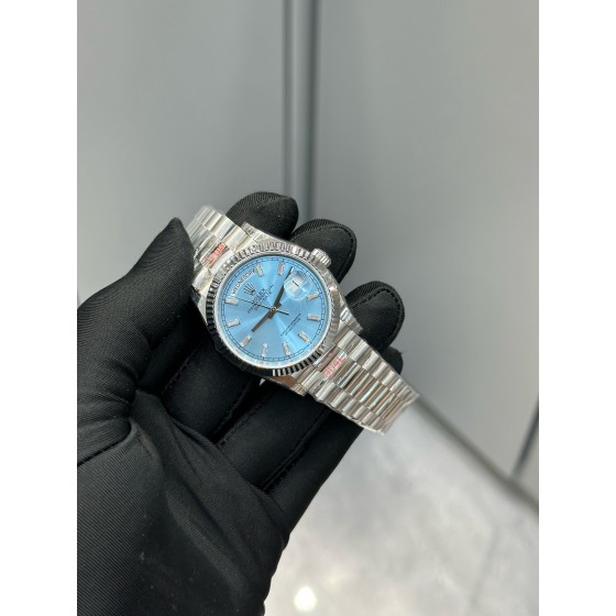 Sunday date display series men's watch, ice blue dial, silver bezel, 40mm, silver President-style bracelet.