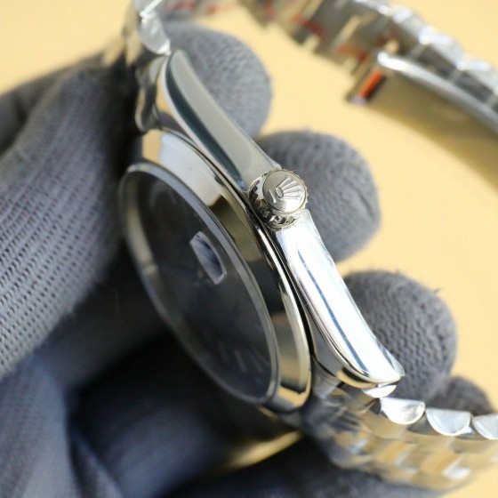 Sunday date display series men's watch, meteorite-colored dial, silver bezel, 40mm, silver President-style bracelet.