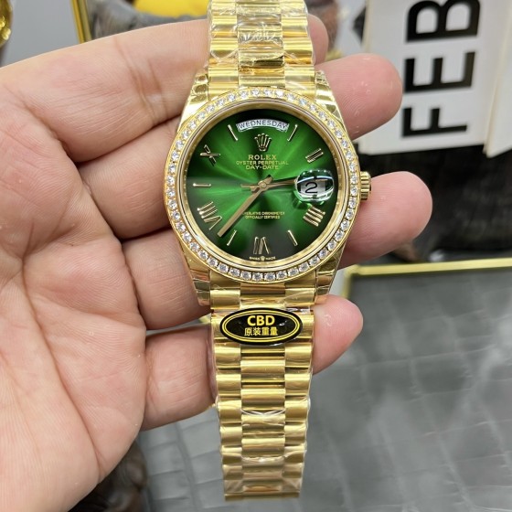 Sunday calendar series men's watch with gradient green dial, diamond-set bezel, and 40mm gold President-style bracelet.