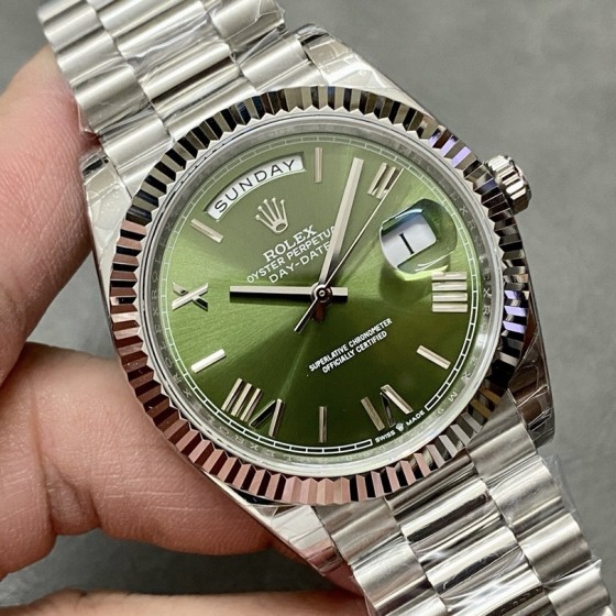 Sunday date display series men's watch, olive green dial, silver bezel, 40mm, silver President-style bracelet.