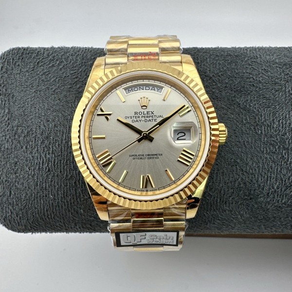Sunday calendar series men's watch, silver dial, gold bezel, 40mm, gold President-style bracelet.
