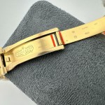 Sunday calendar series men's watch, silver dial, gold bezel, 40mm, gold President-style bracelet.