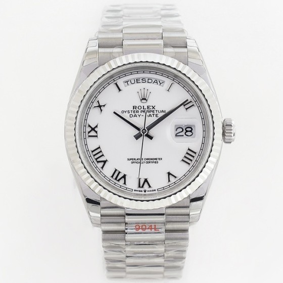 Sunday calendar series men's watch, white dial, silver bezel, 40mm, silver President-style bracelet.