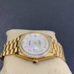 Sunday calendar series women's watch, mother-of-pearl dial, diamond-set bezel, 36mm, gold President-style bracelet.