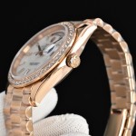 Sunday calendar series men's watch, mother-of-pearl dial, diamond-set bezel, 40mm, rose gold President-style bracelet.