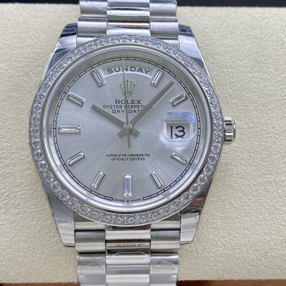 Sunday calendar series men's watch, silver dial, diamond-set bezel, 40mm, silver President-style bracelet.