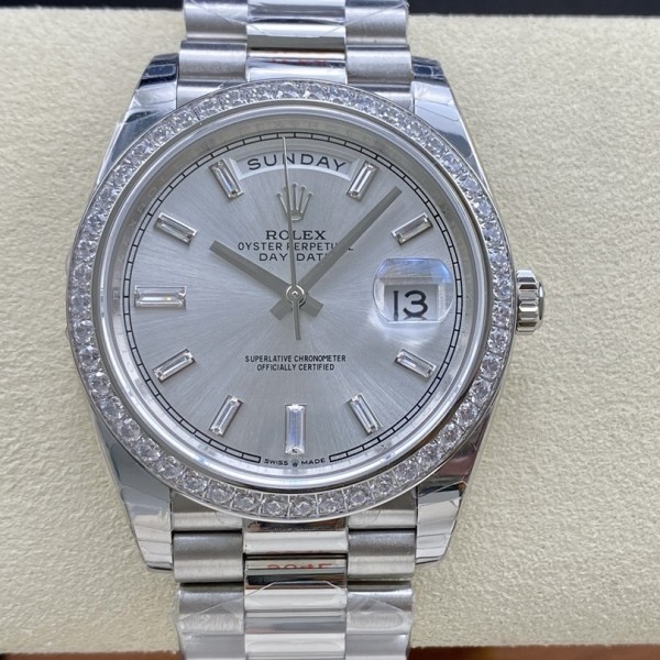 Sunday calendar series men's watch, silver dial, diamond-set bezel, 40mm, silver President-style bracelet.