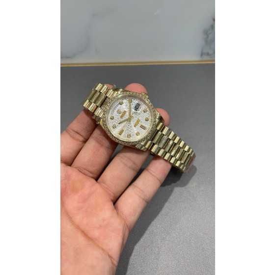 Sunday calendar series women's watch, silver dial, diamond-set bezel, 36mm, gold President-style bracelet.