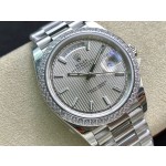 Sunday calendar series men's watch, silver dial, diamond-set bezel, 40mm, silver President-style bracelet.
