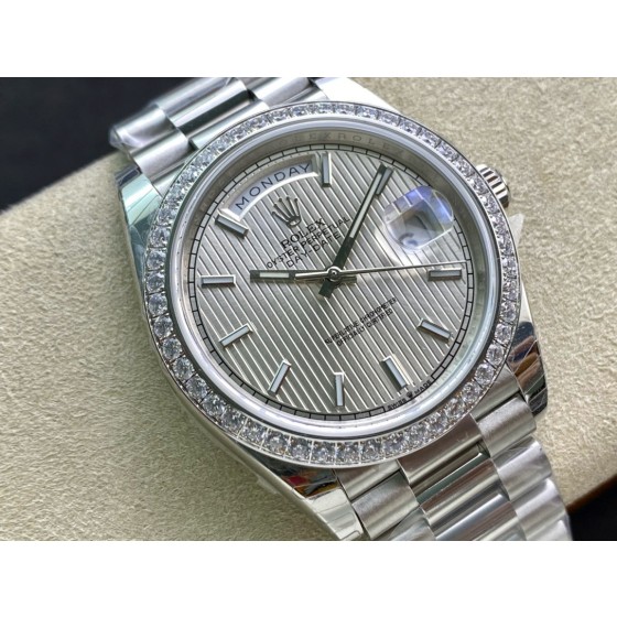 Sunday calendar series men's watch, silver dial, diamond-set bezel, 40mm, silver President-style bracelet.