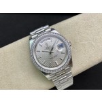 Sunday calendar series men's watch, silver dial, diamond-set bezel, 40mm, silver President-style bracelet.
