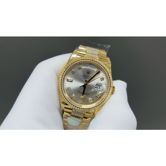 Sunday Calendar series women's watch, silver-gray dial, gold bezel, 36mm, with diamond-set gold President-style bracelet.