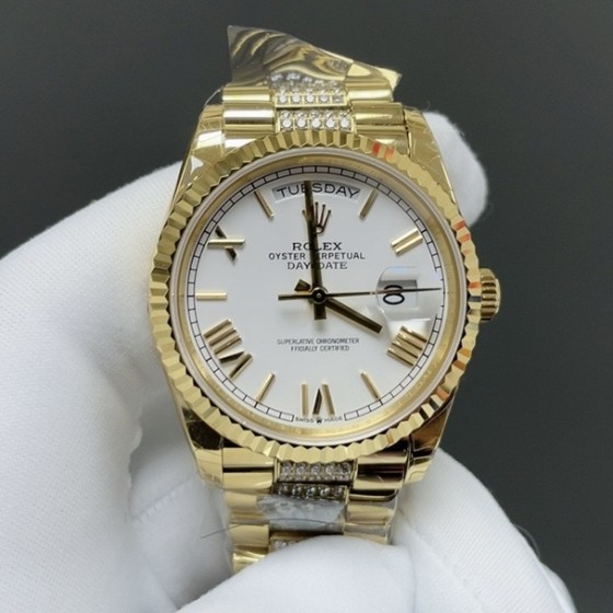 Sunday calendar series women's watch, white dial, gold bezel, 36mm, with diamond-set gold President-style bracelet.