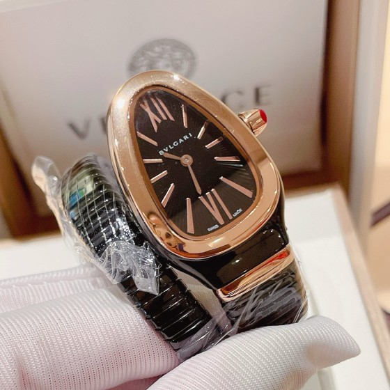 Bulgari Serpentl series: Black dial, rose gold bezel, black snake ring