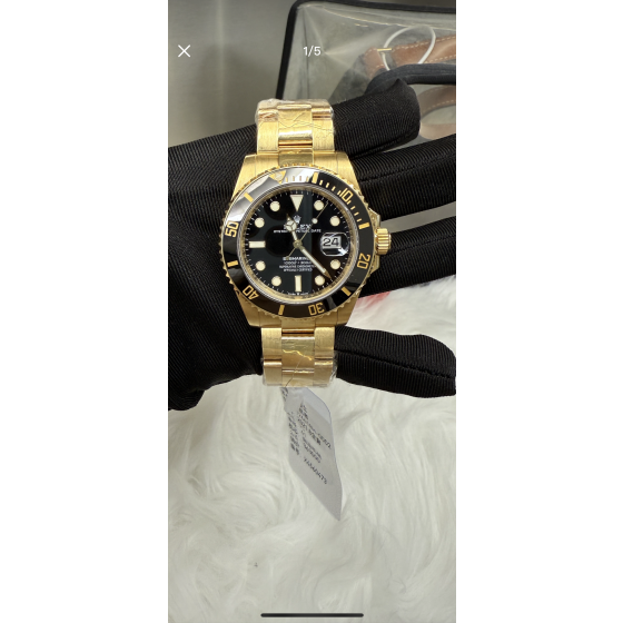 Rolex Submariner with black dial and gold bracelet, 40mm