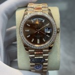 星期日历型系列男表咖啡色表盘 带钻外圈 40mm 玫瑰金色元首型表带