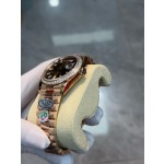 星期日历型系列男表咖啡色表盘 带钻外圈 40mm 玫瑰金色元首型表带