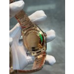 星期日历型系列男表咖啡色表盘 带钻外圈 40mm 玫瑰金色元首型表带