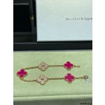 Four-leaf clover, rose red, interspersed with gold diamonds, five-flower bracelet.