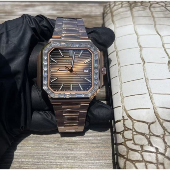 Patek Philippe Cubitus Collection: 45mm dial, 8.6mm thickness.