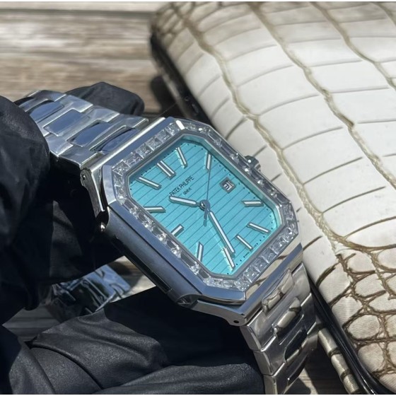Patek Philippe Cubitus Collection: 45mm dial, 8.6mm thickness.