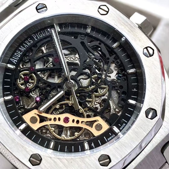 Audemars Piguet Royal Oak, single model 15400 series, dimensions 41mm x 12mm.